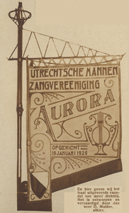 871682 Afbeelding van het vaandel van de mannenzangvereniging 'Aurora' te Utrecht, door een damescomité aangeboden bij ...